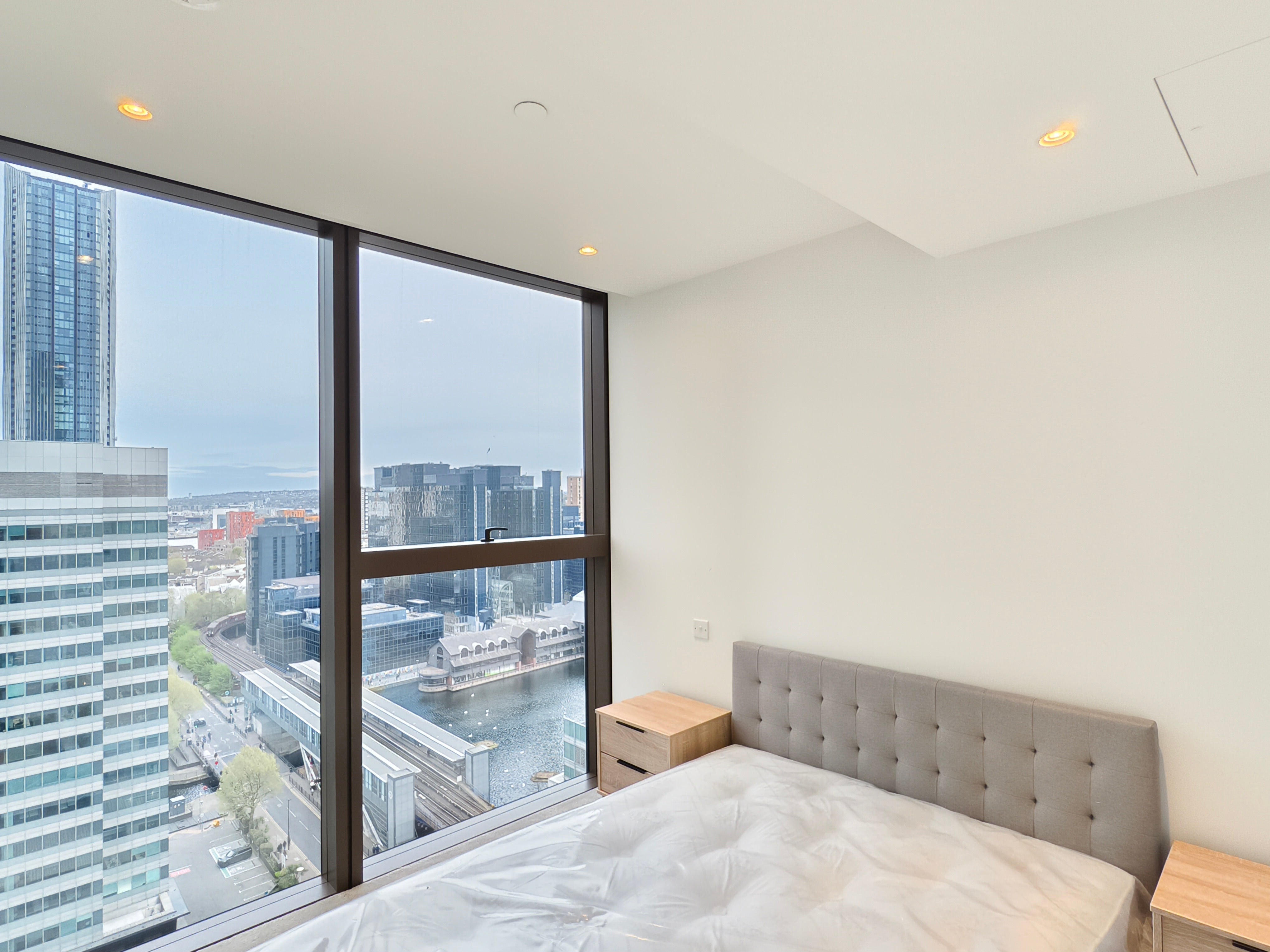 Flat South Quay Square in Greater London