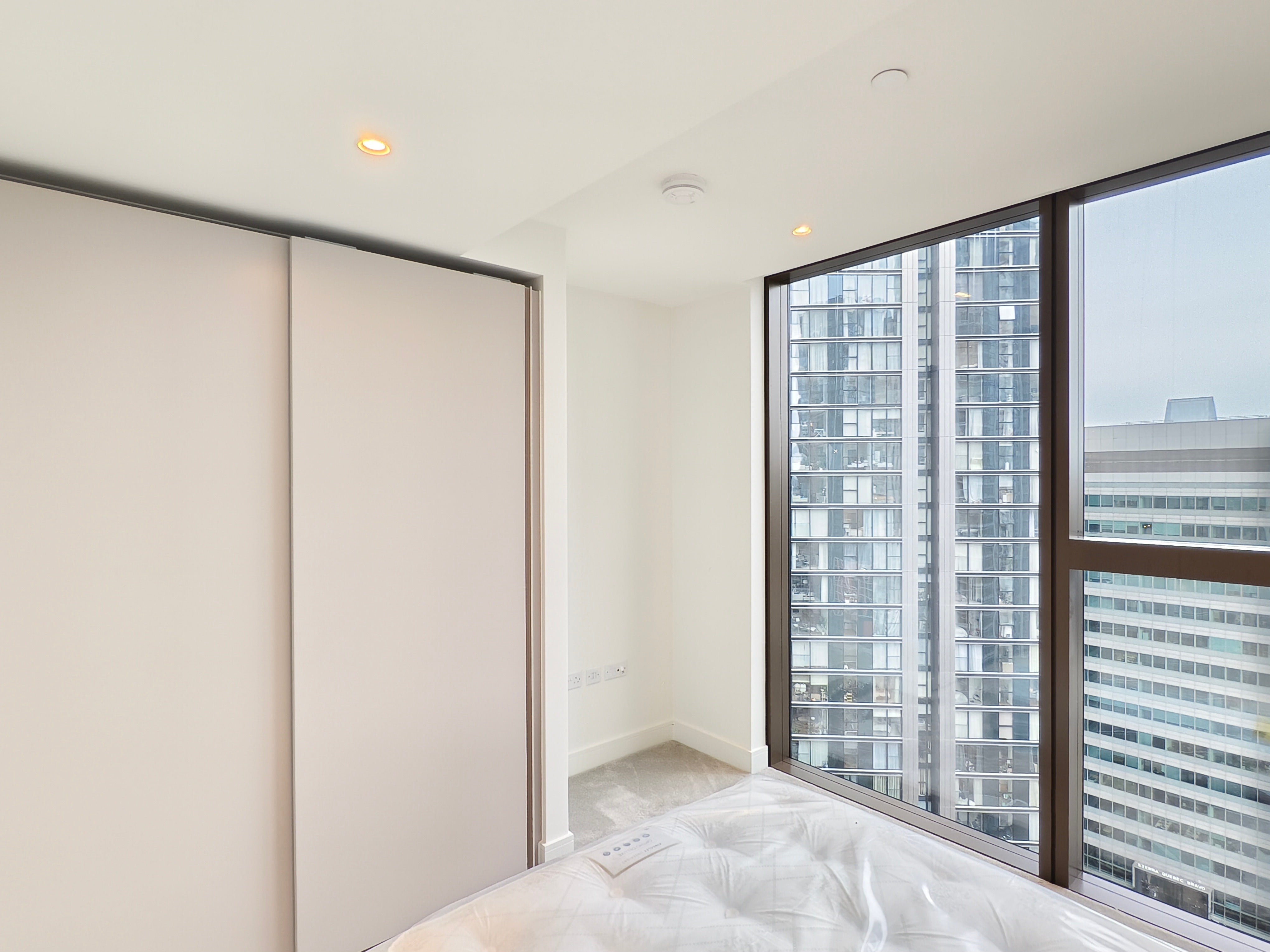 Flat South Quay Square in Greater London