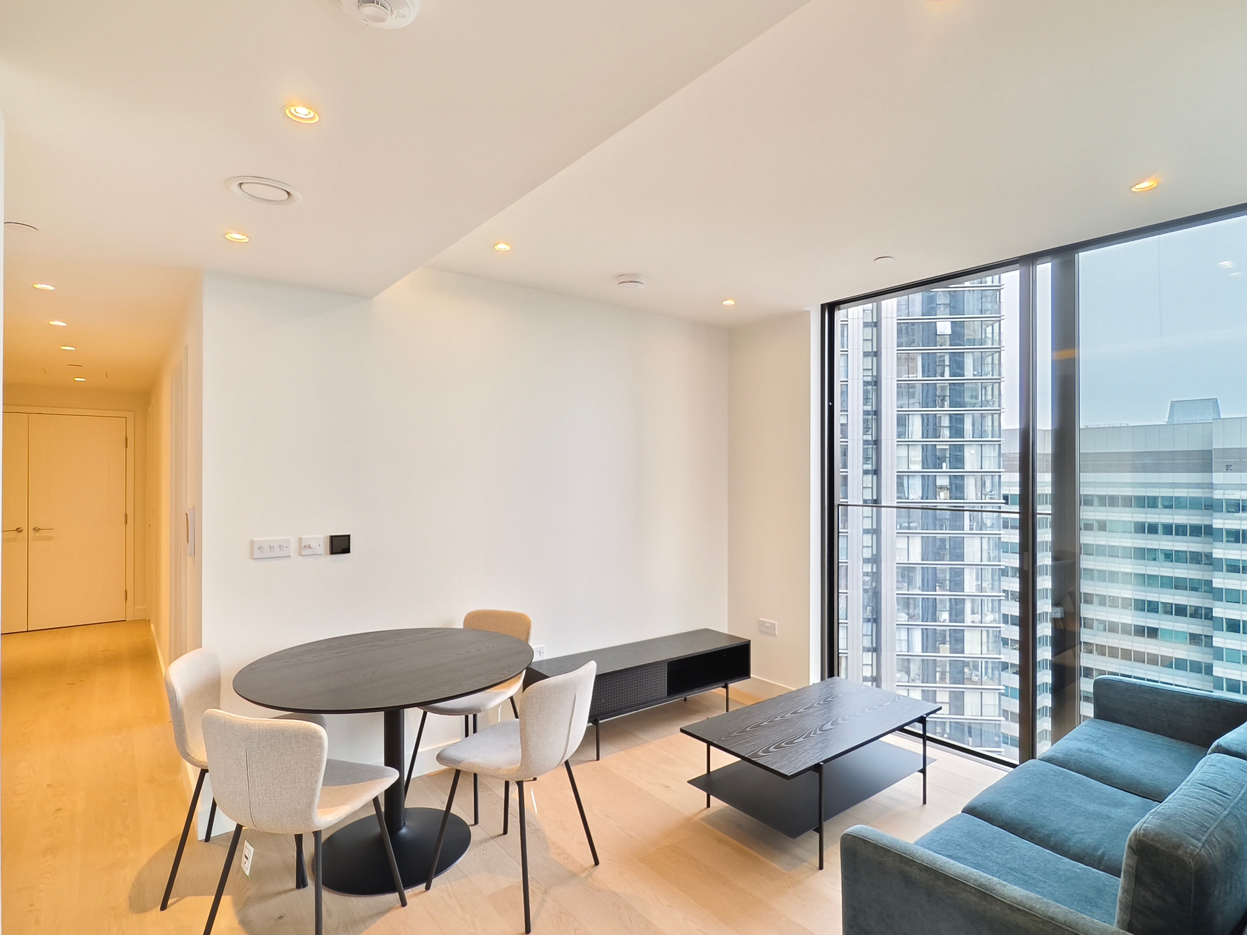 Flat South Quay Square in Greater London