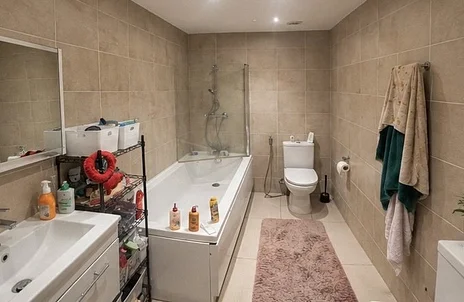 Flat Haydons Road in Greater London