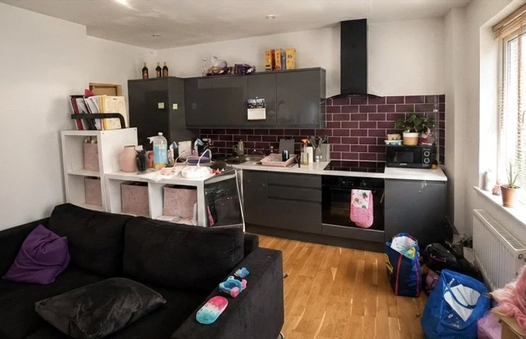 Flat Haydons Road in Greater London