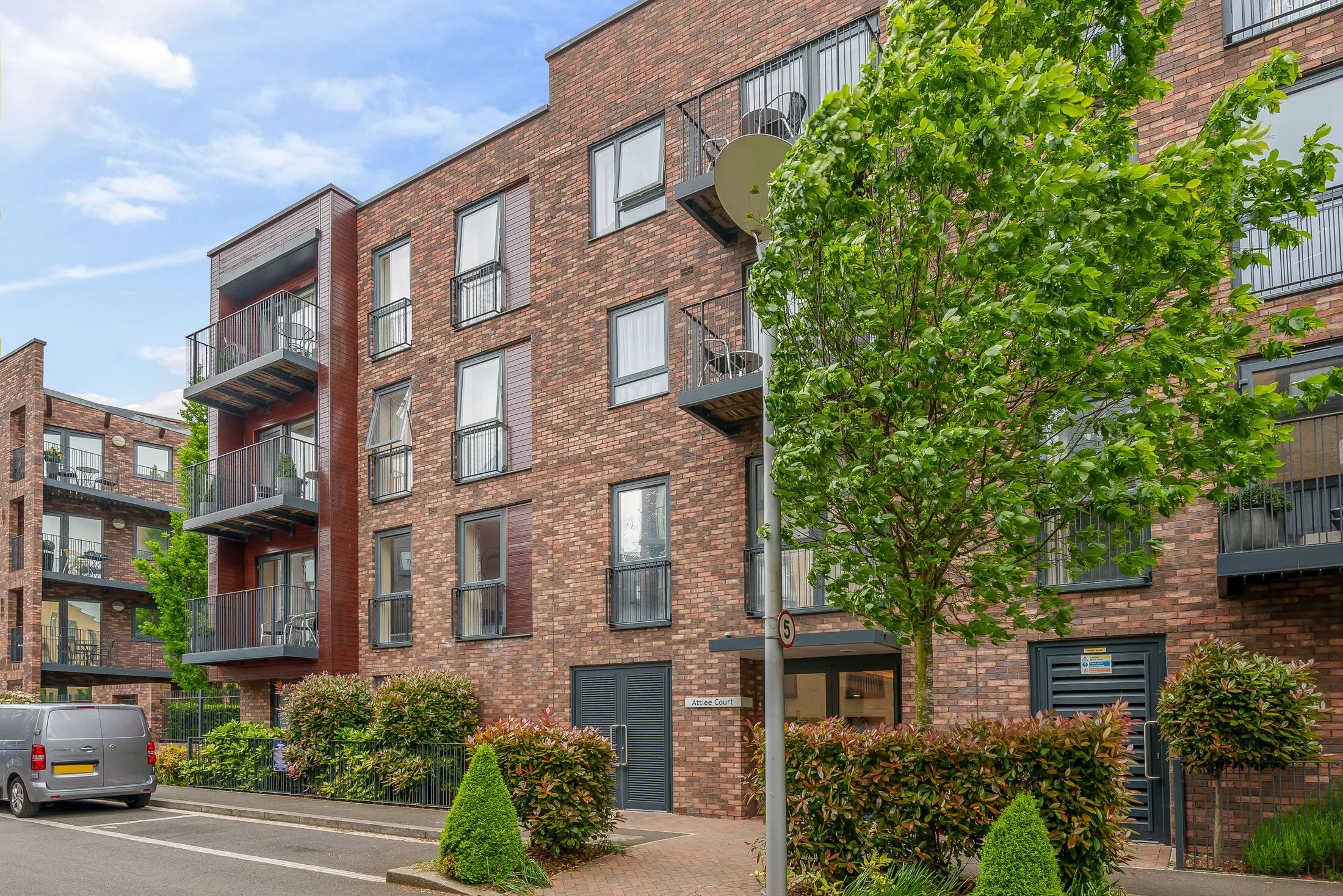 Flat Unwin Way in Greater London
