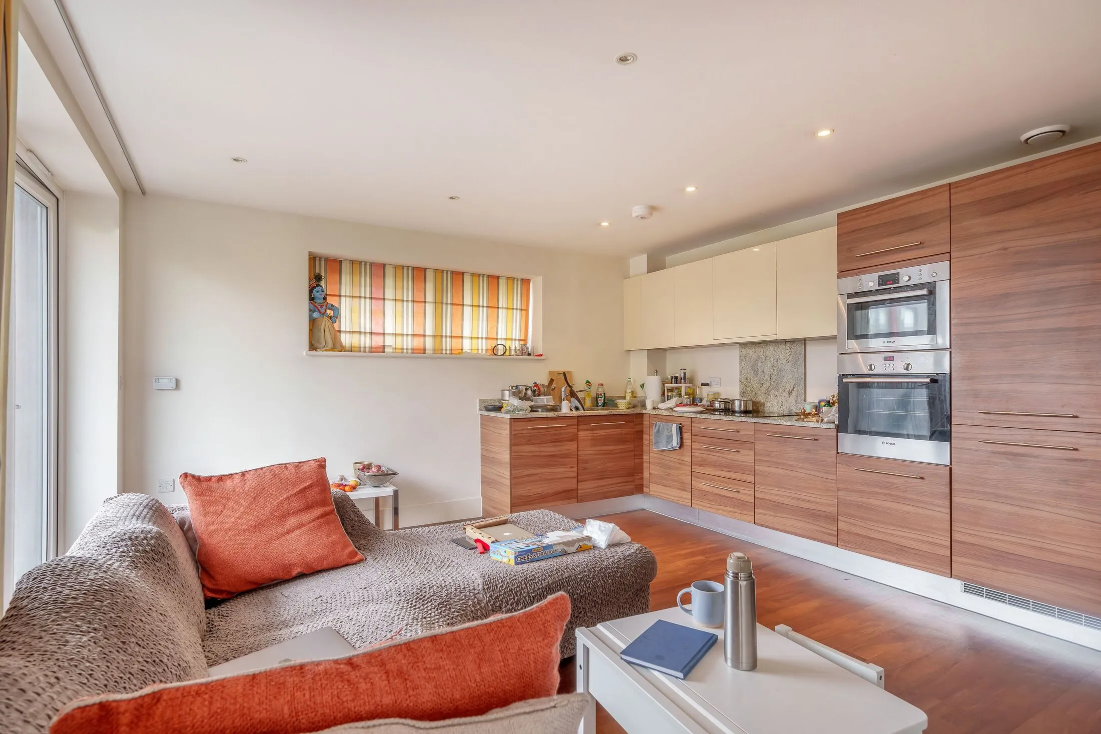 Flat Unwin Way in Greater London