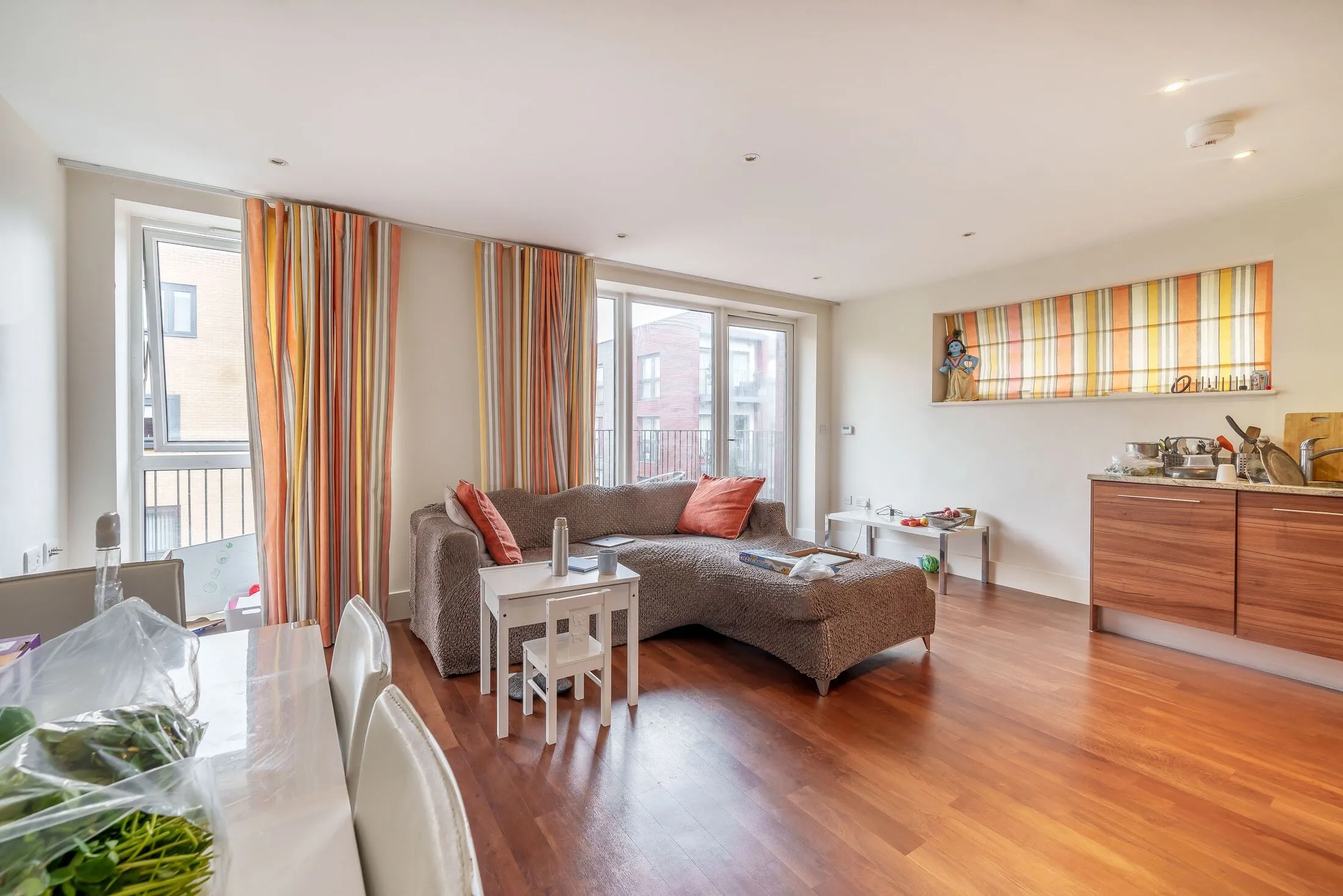 Flat Unwin Way in Greater London
