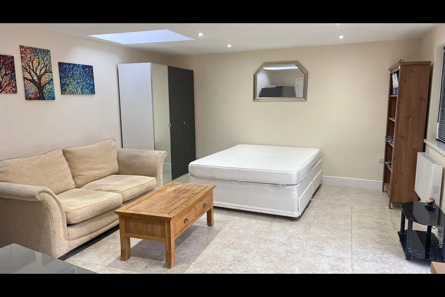 Room Alderney Avenue in Greater London