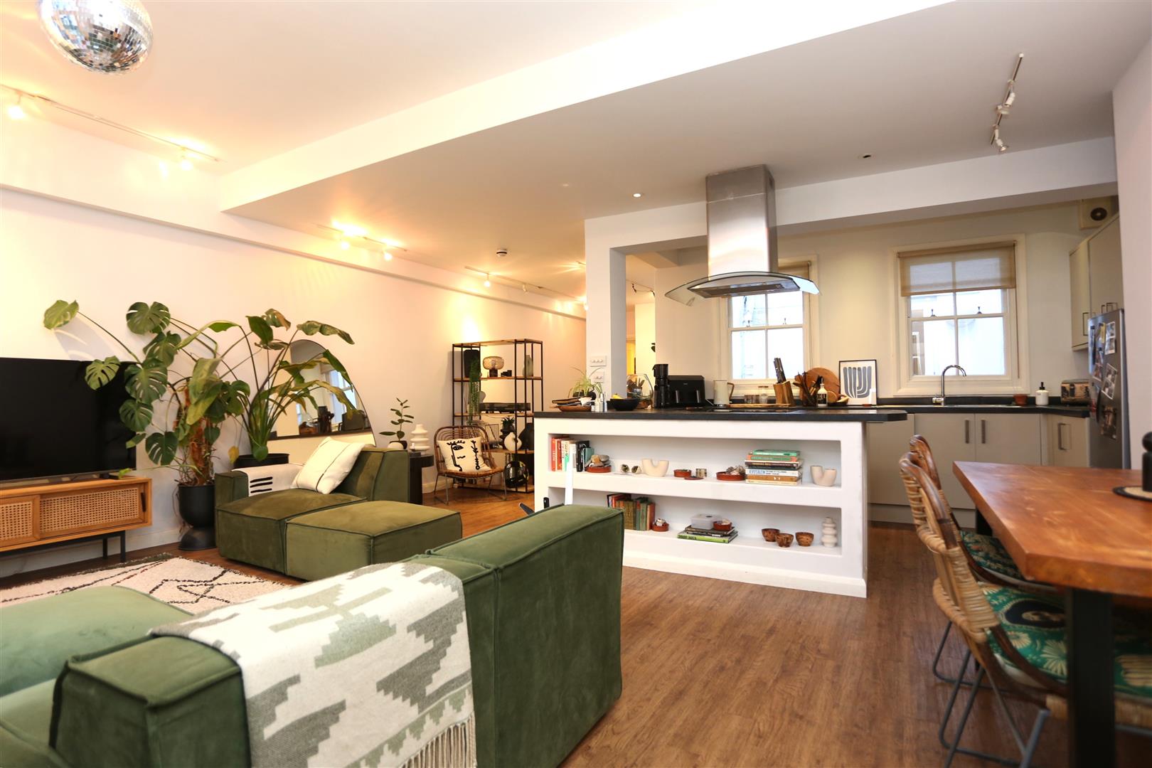 Flat Brunswick Terrace in Hove