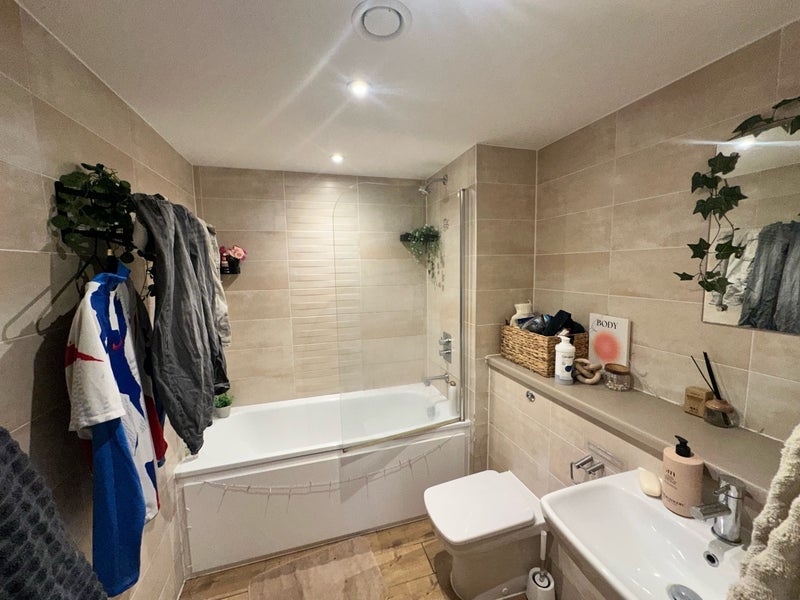 Room Pomona Strand in Trafford