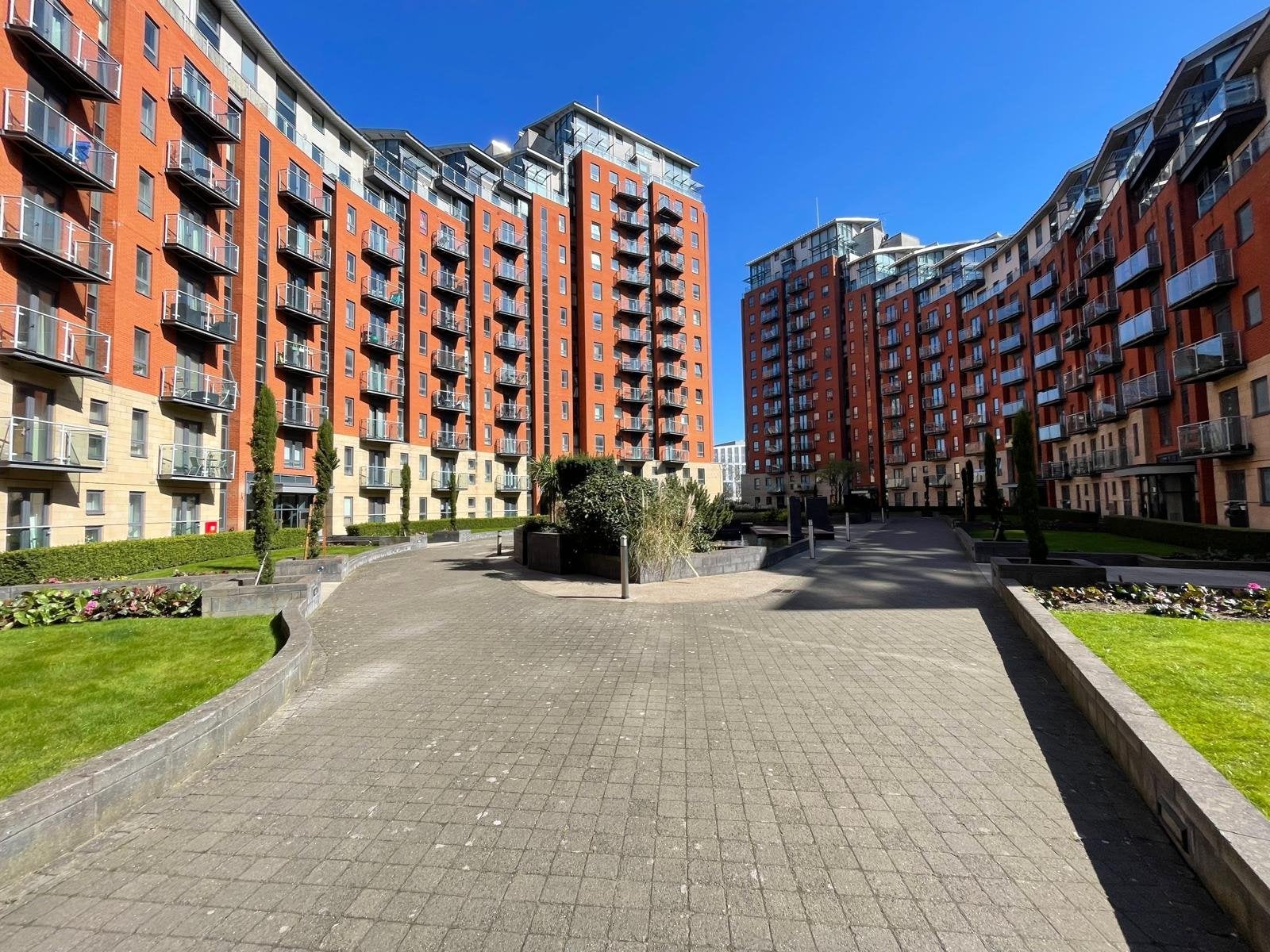 Flat Whitehall Road in Leeds