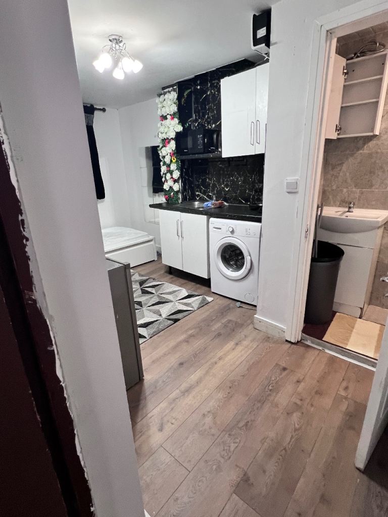 Flat Radnor Close in Greater London