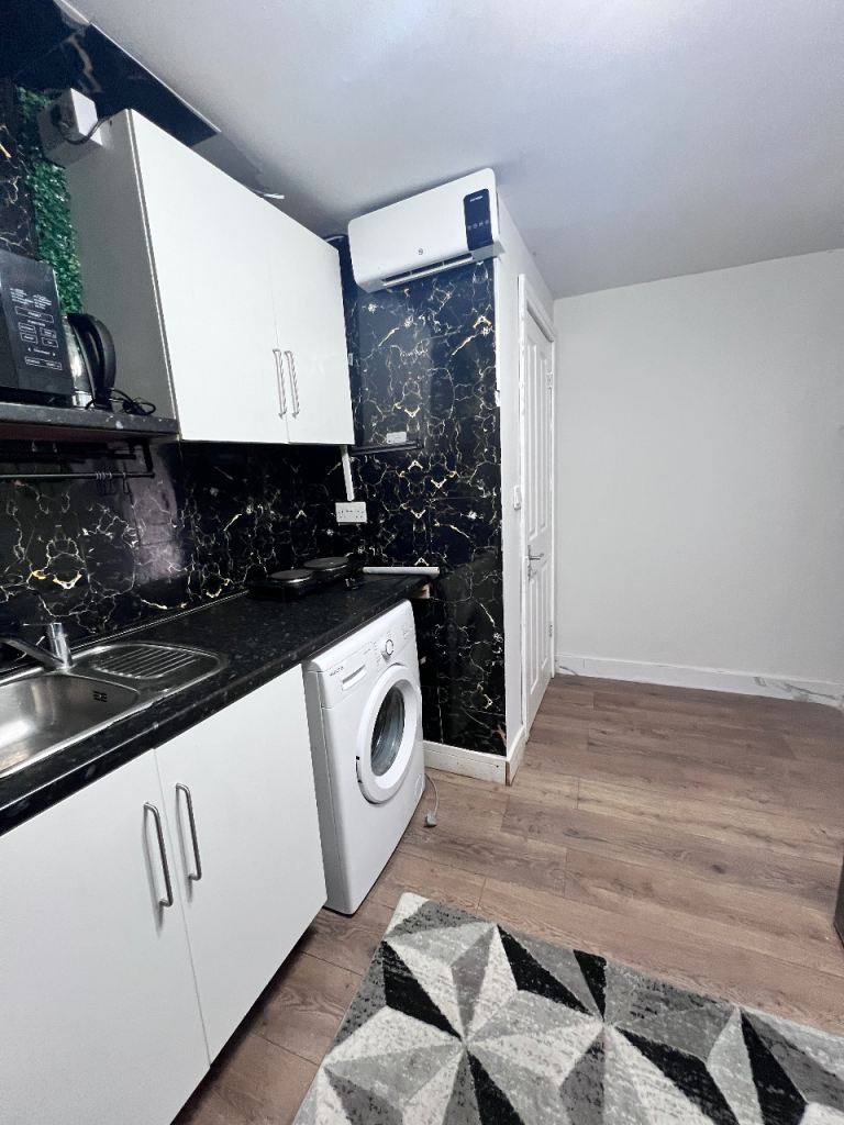 Flat Radnor Close in Greater London