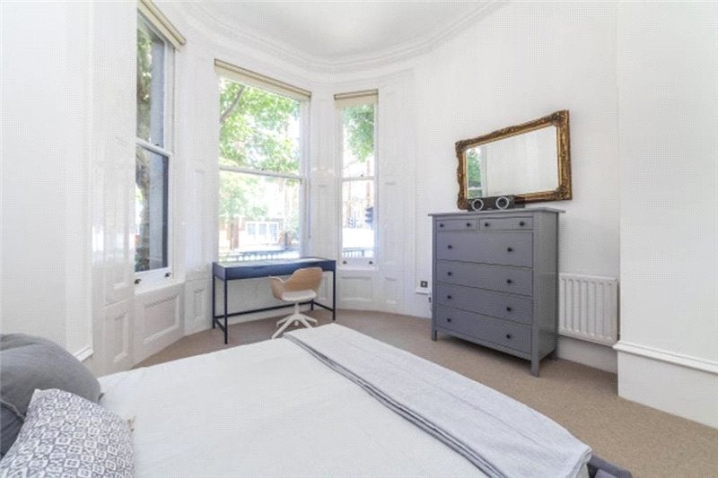 Flat Earl's Court Square in Greater London