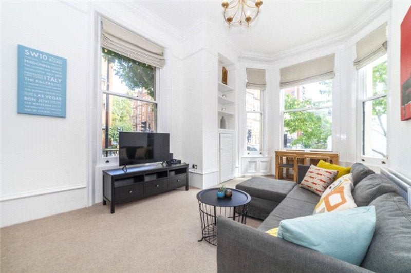 Flat Earl's Court Square in Greater London