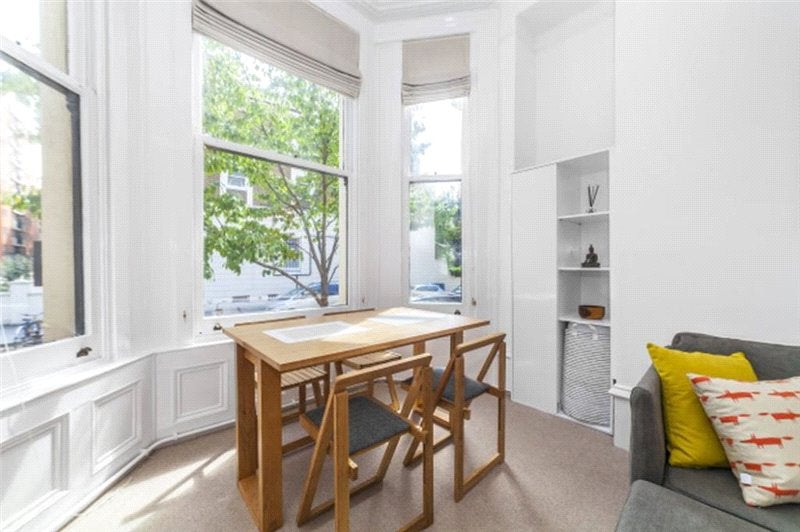 Flat Earl's Court Square in Greater London