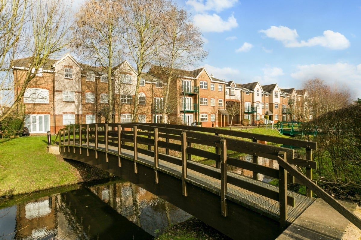 Flat Uxbridge Road in Three Rivers