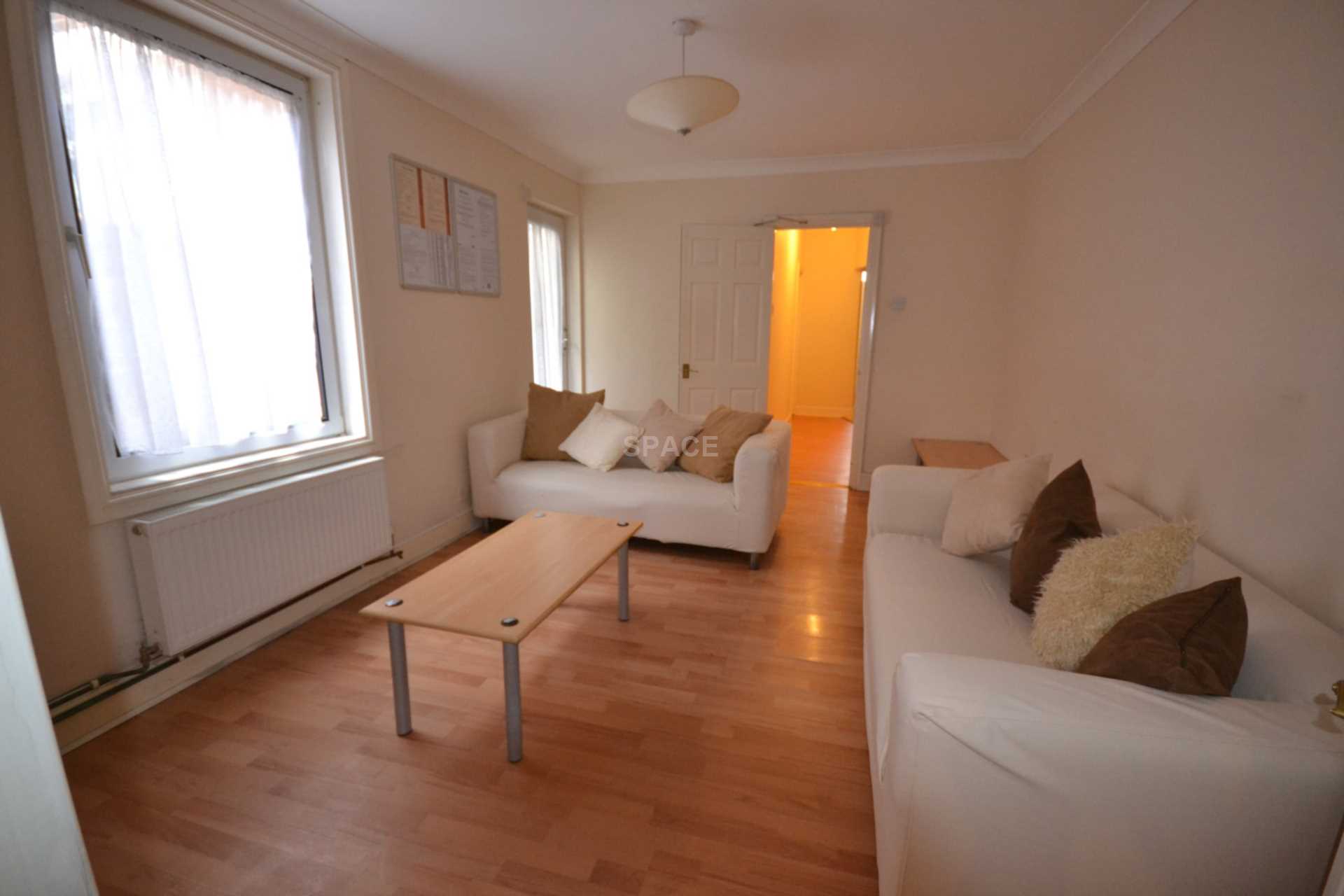 Room Basingstoke Road in Reading