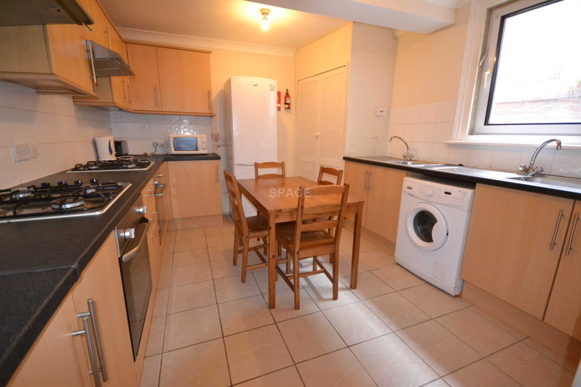 Room Basingstoke Road in Reading