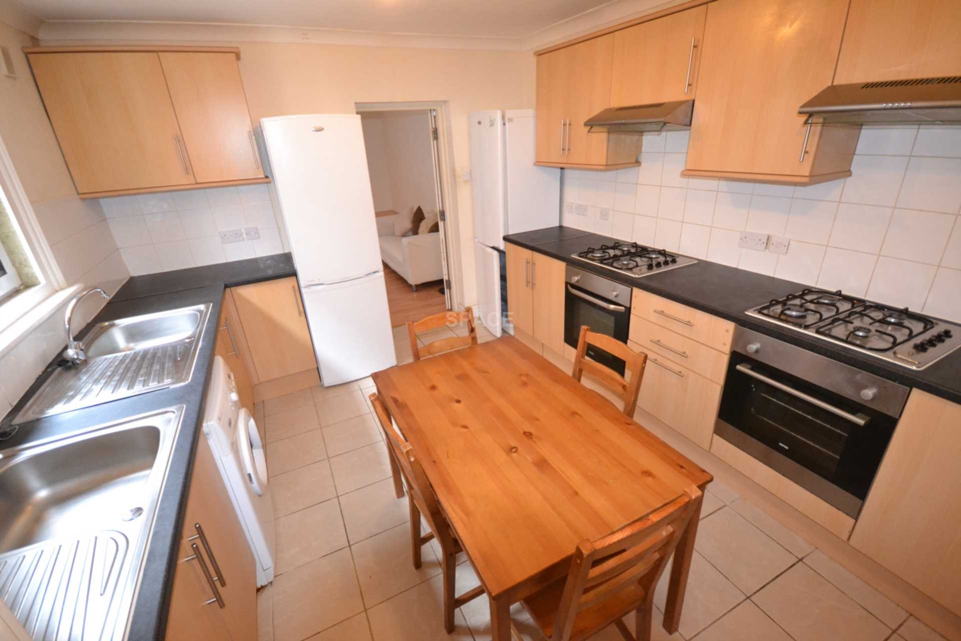 Room Basingstoke Road in Reading