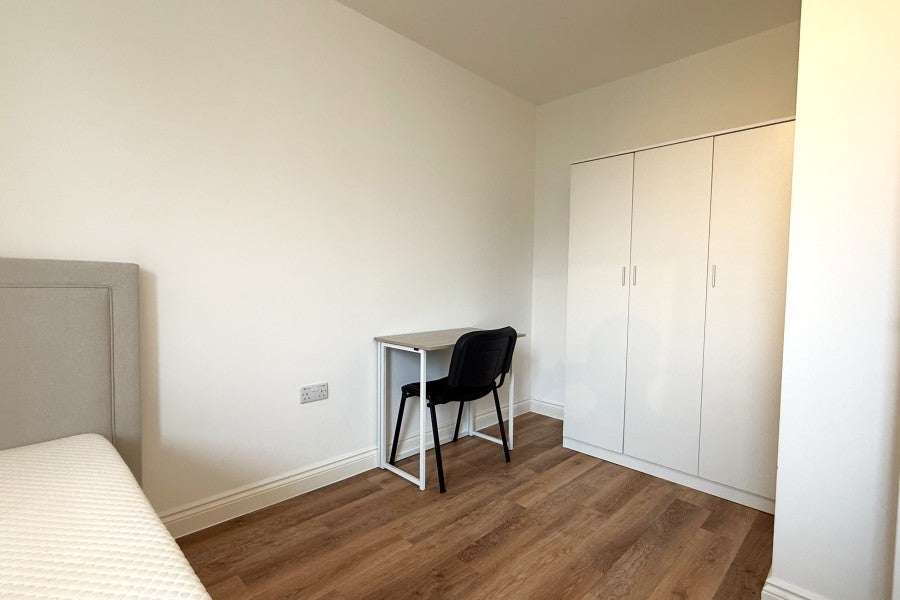 Flat Power Close in Guildford