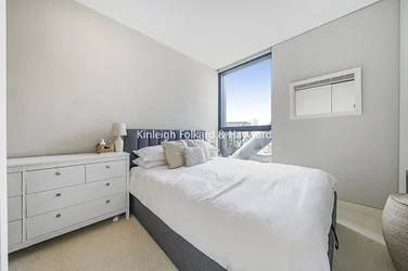 Flat Sumner Street in Greater London