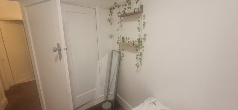 Room Hedge Lane in Greater London