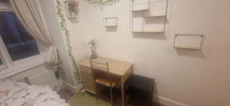 Room Hedge Lane in Greater London