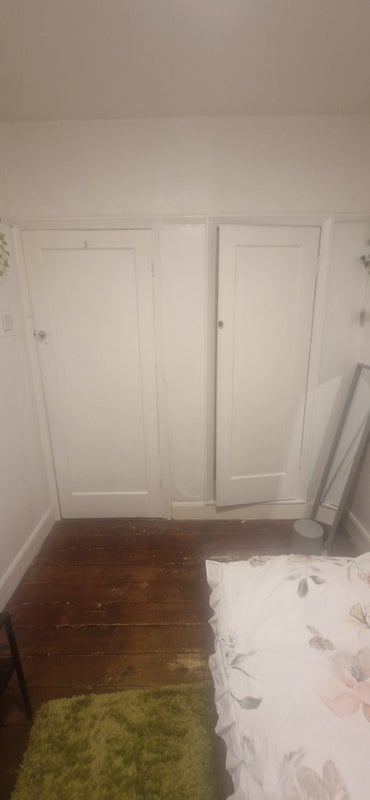 Room Hedge Lane in Greater London