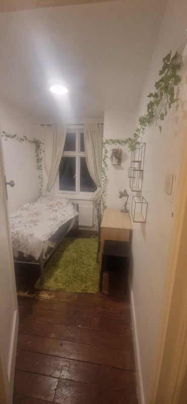 Room Hedge Lane in Greater London