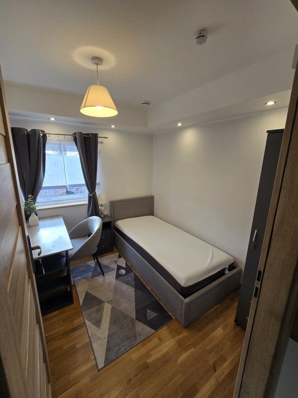 Room Grove Leaze in Bristol
