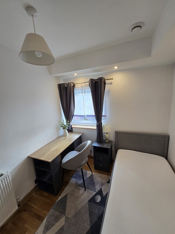 Room Grove Leaze in Bristol
