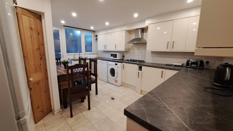 Flat Finborough Road in Greater London