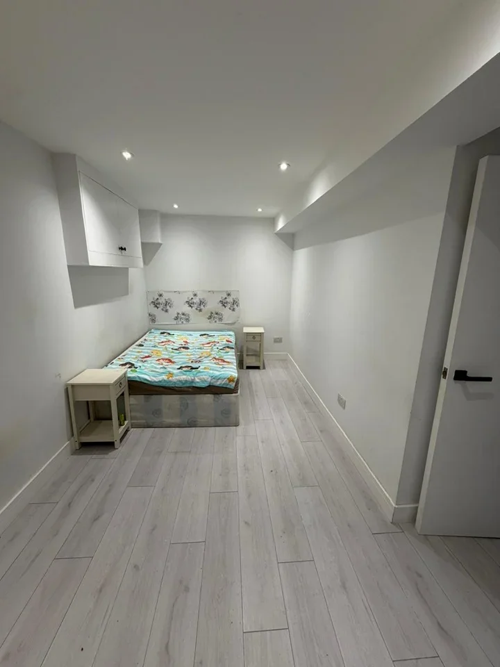 Flat Albion Road in Greater London