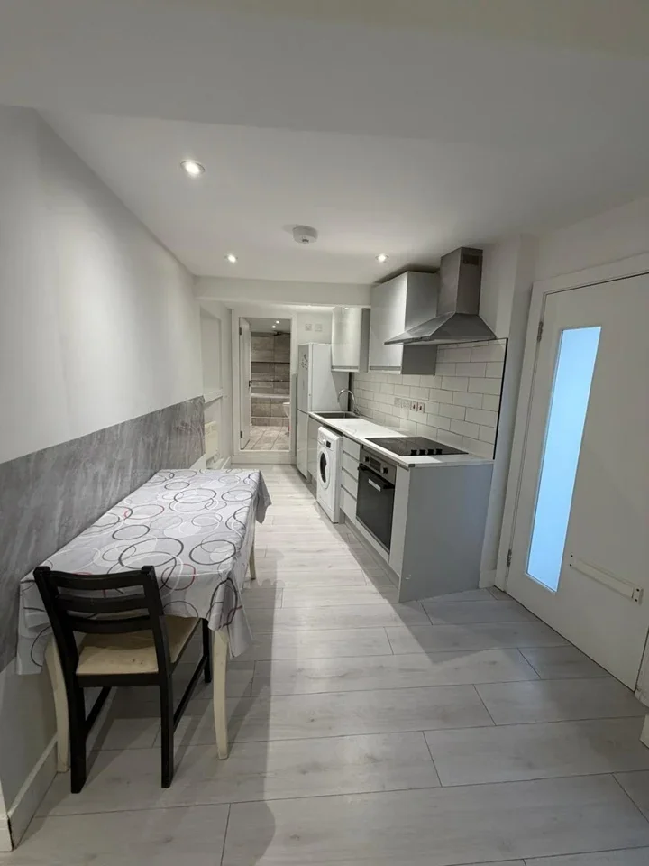 Flat Albion Road in Greater London