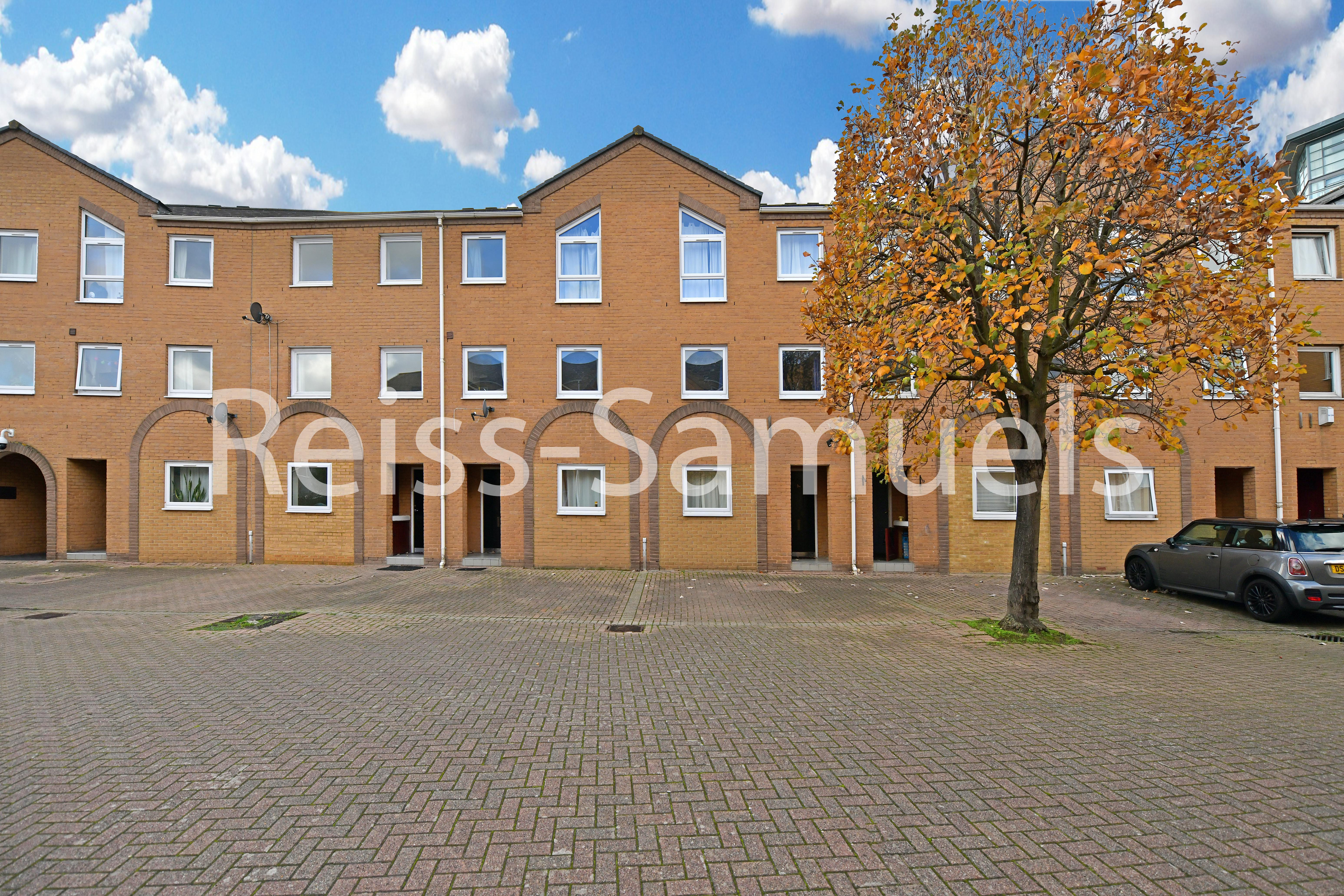 Flat Cyclops Mews in Greater London