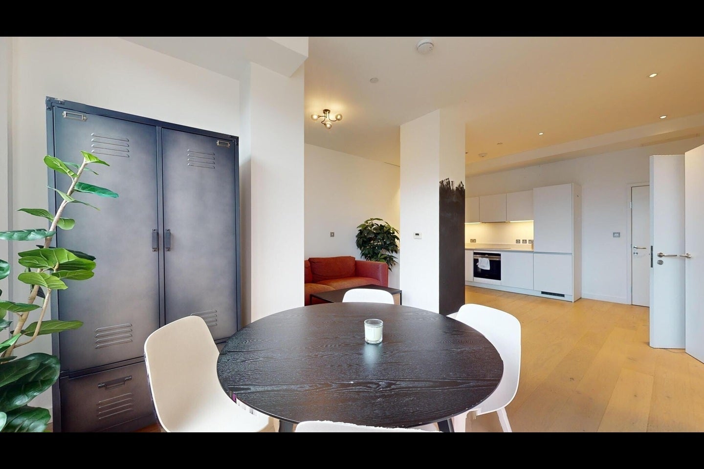 Flat Navigator Square in Greater London