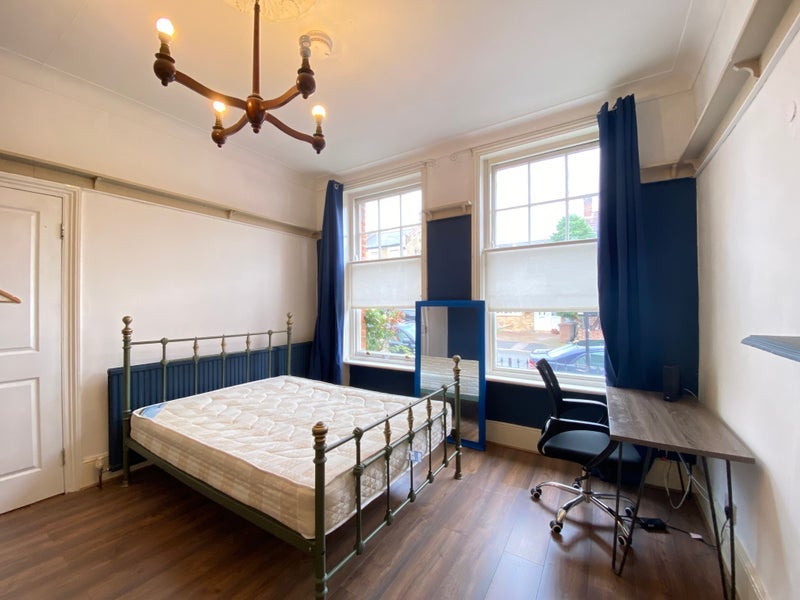 Room Merton Road in Greater London