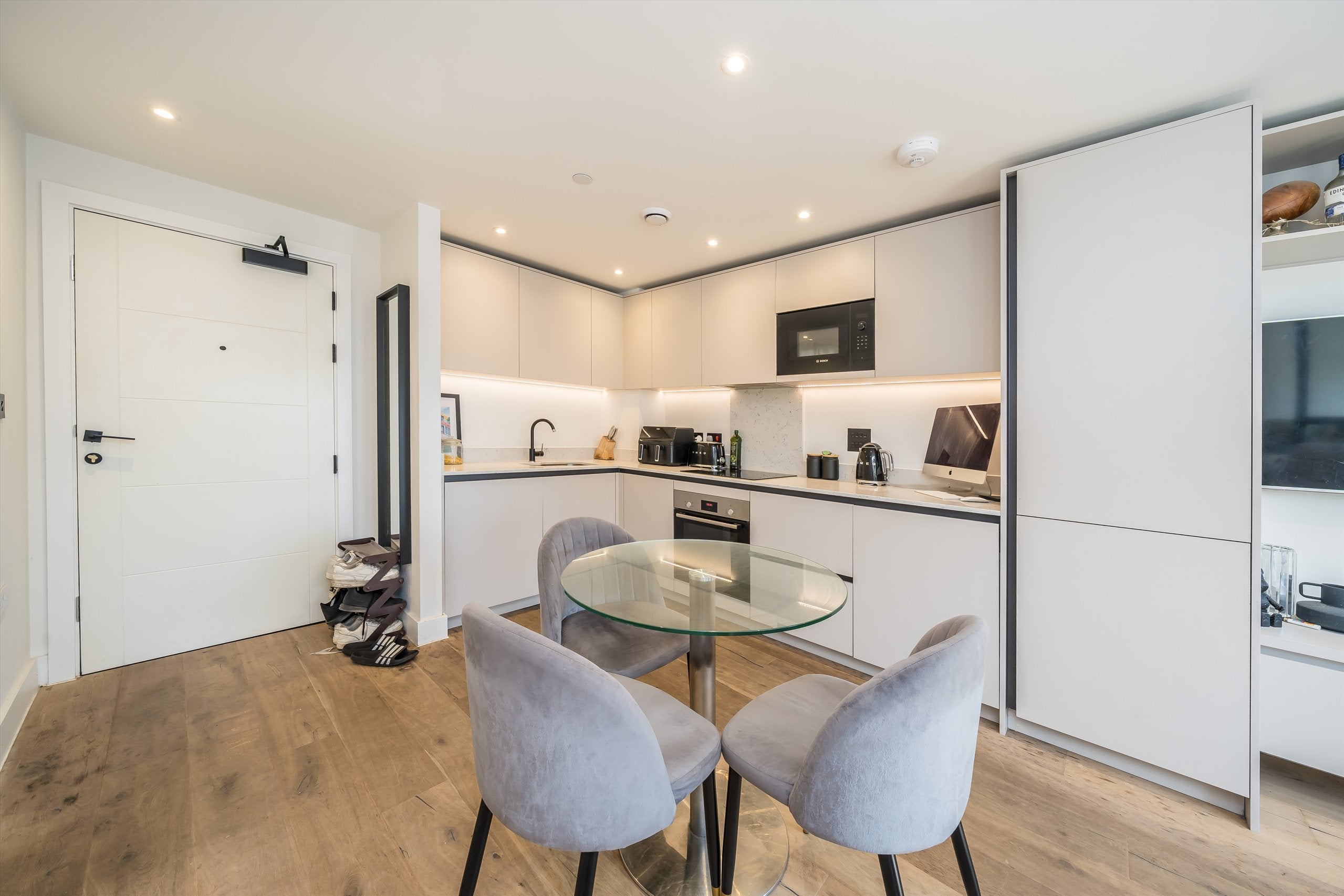 Flat Balham High Road in Greater London