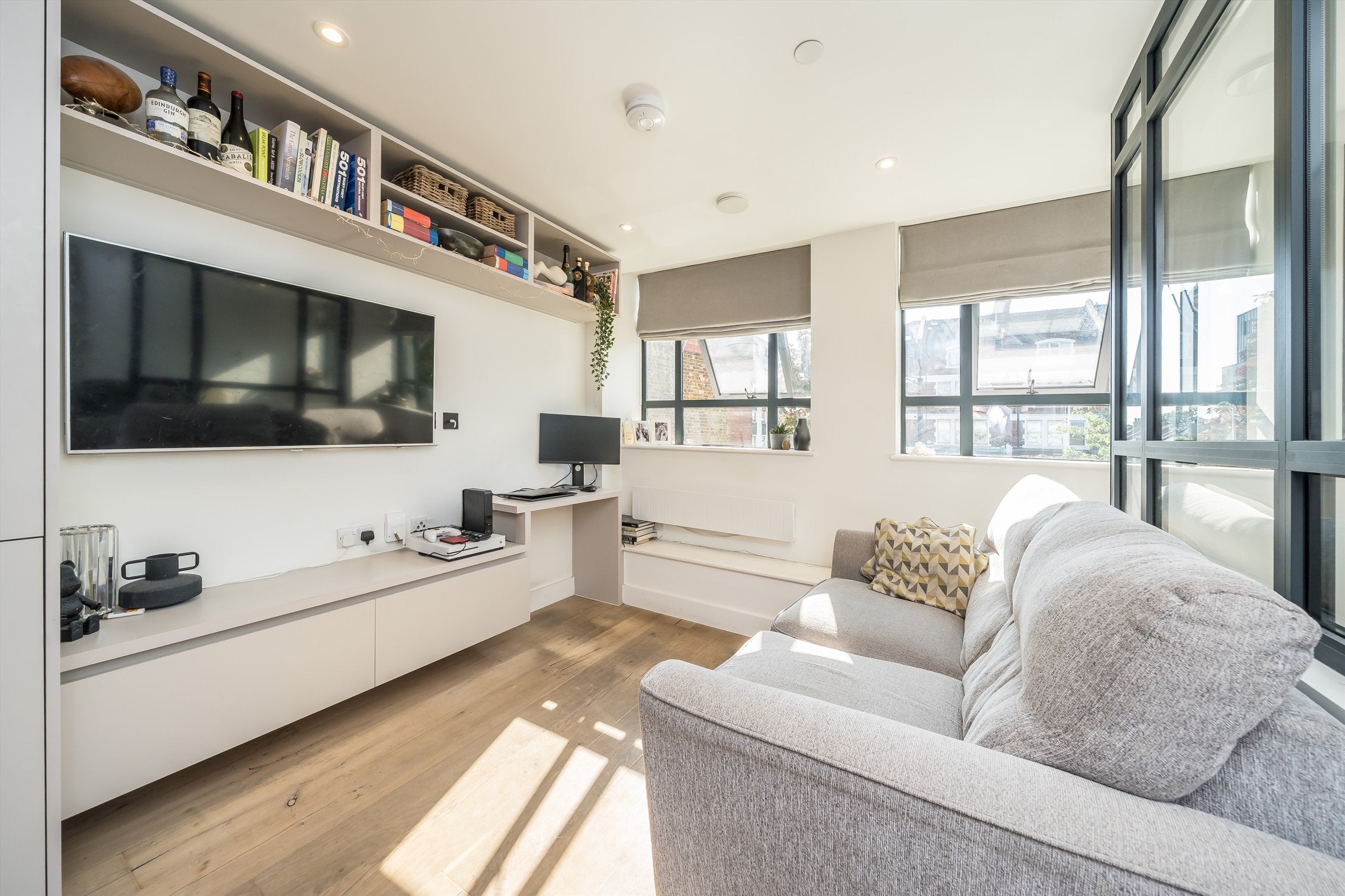 Flat Balham High Road in Greater London