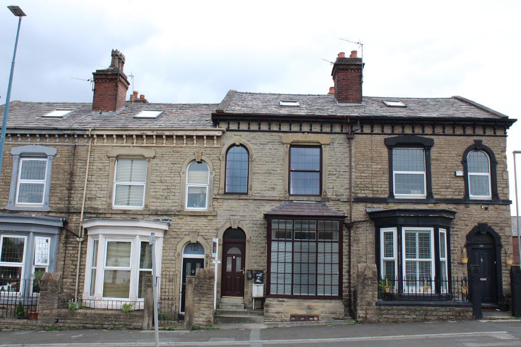 Flat Mottram Road in Tameside