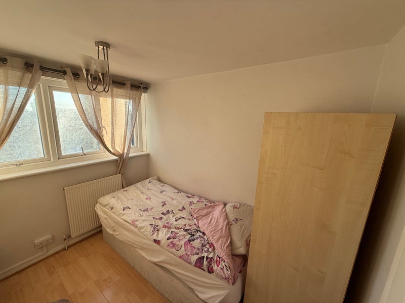 Room Hatherley Road in Greater London