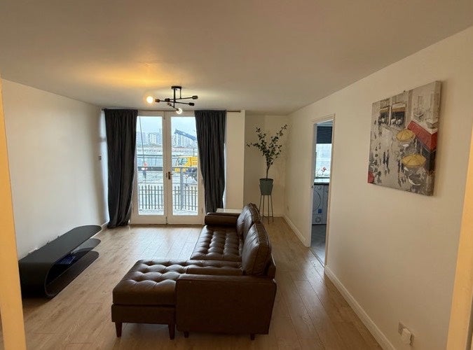 Flat Felixstowe Court in Greater London