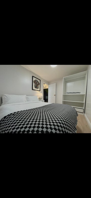 Flat Felixstowe Court in Greater London