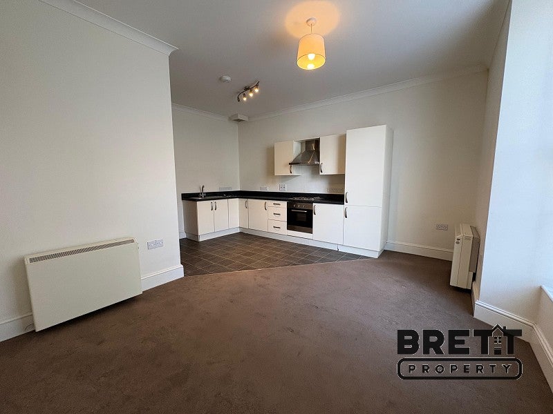 Flat Main Street in Pembroke