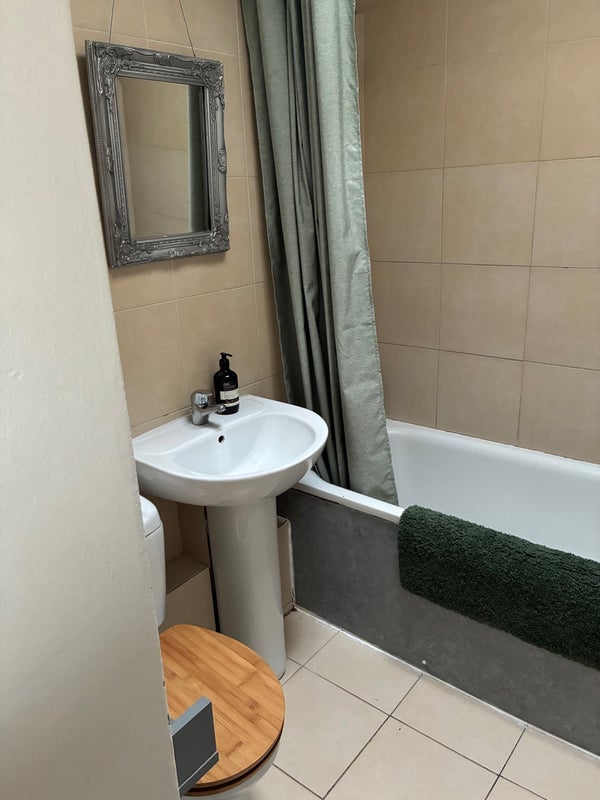 Room Benthal Road in Greater London