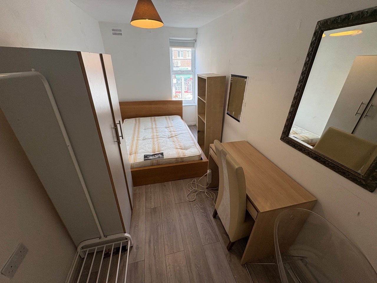 Room Bethnal Green Road in Greater London