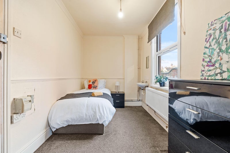 Room Manor Court Avenue in Nuneaton and Bedworth