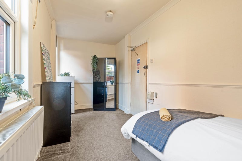 Room Manor Court Avenue in Nuneaton and Bedworth