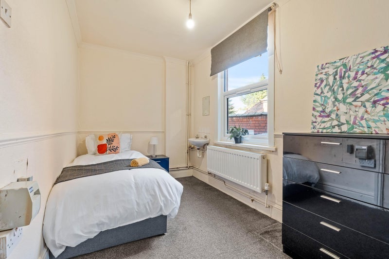 Room Manor Court Avenue in Nuneaton and Bedworth