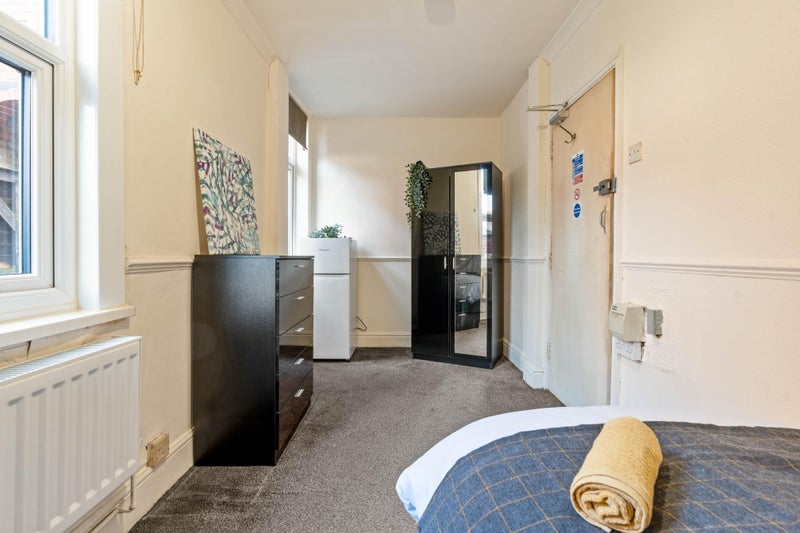 Room Manor Court Avenue in Nuneaton and Bedworth