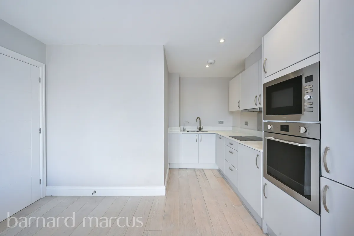 Flat Beaufort Road in Greater London