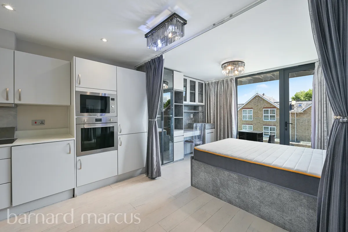 Flat Beaufort Road in Greater London